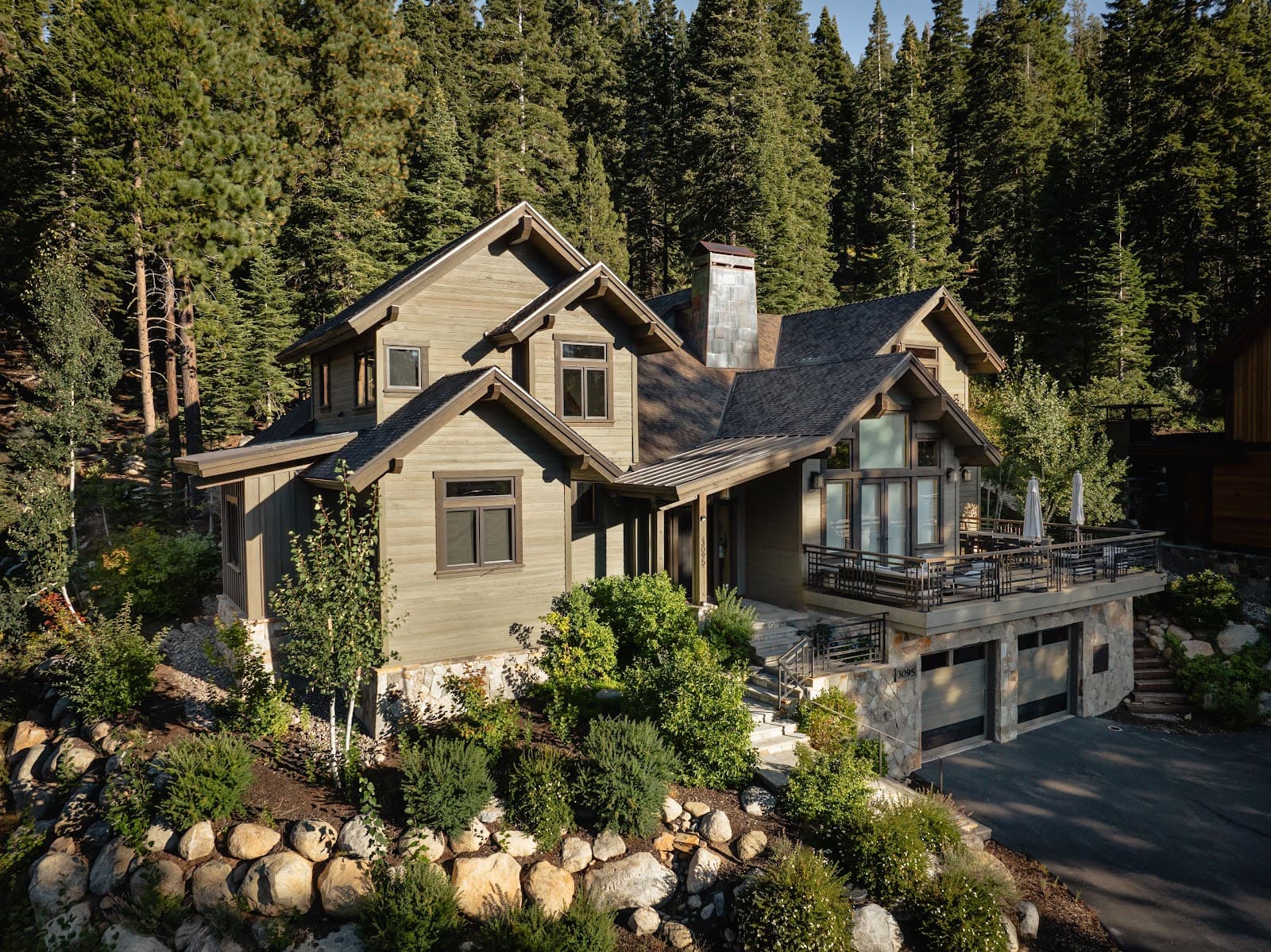 Olympic Valley, California, USA — 4-Bed Cabin With Hot Tub — photo 1