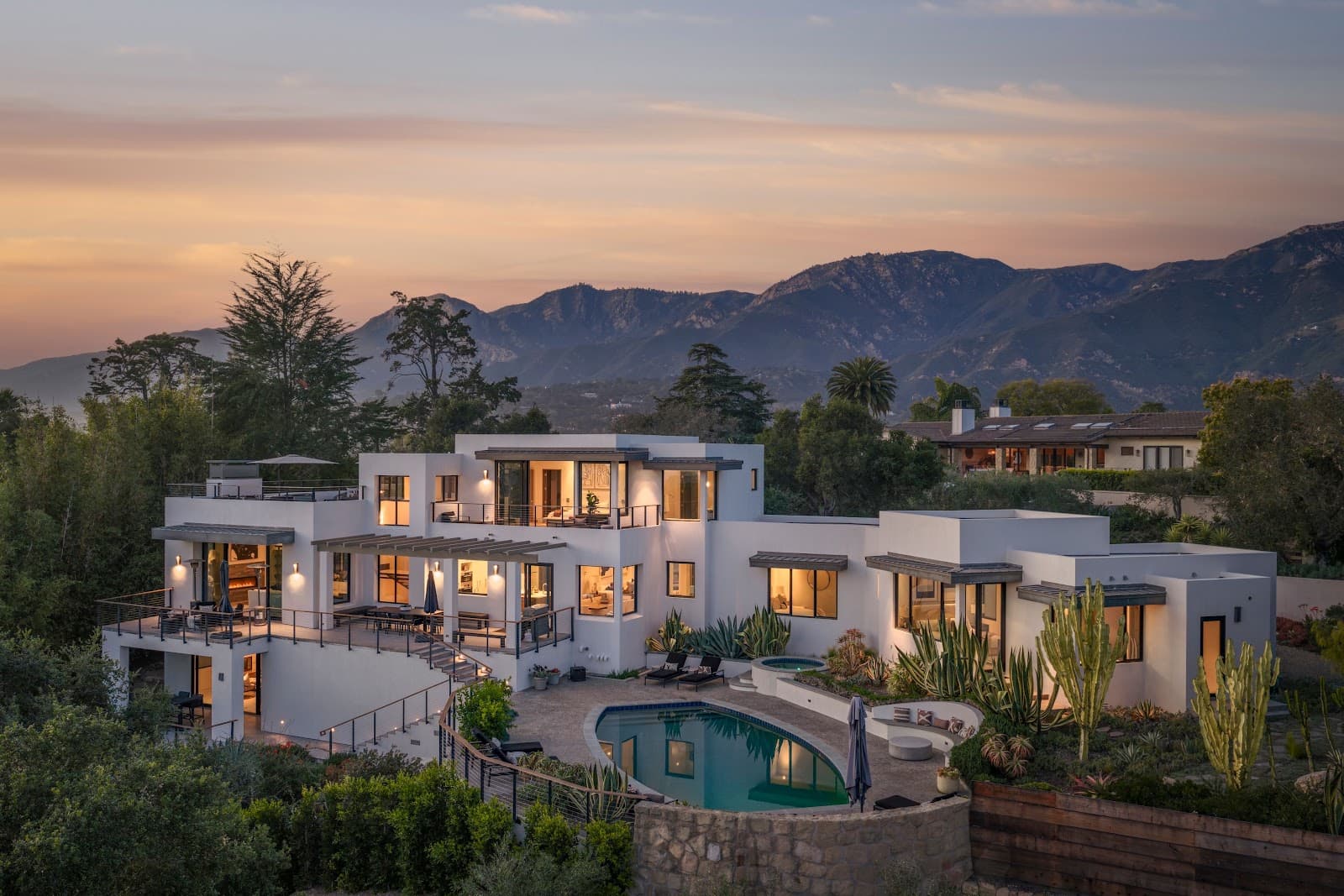 Haus und Pool in Santa Barbara vor Bergen und Abendhimmel
