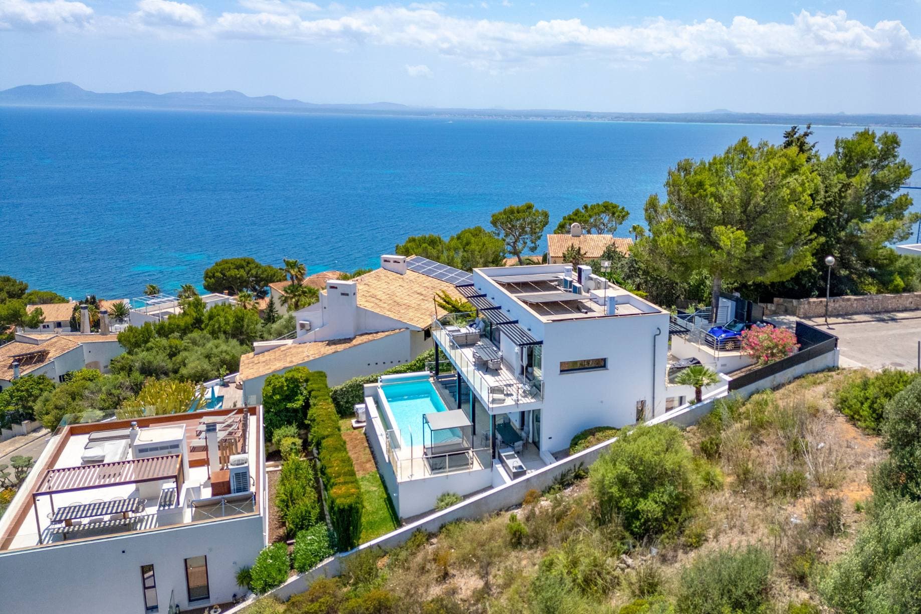 Alcanada, Majorque, Espagne — Villa de 4 chambres avec vue panoramique sur la mer et piscine à débordement 1