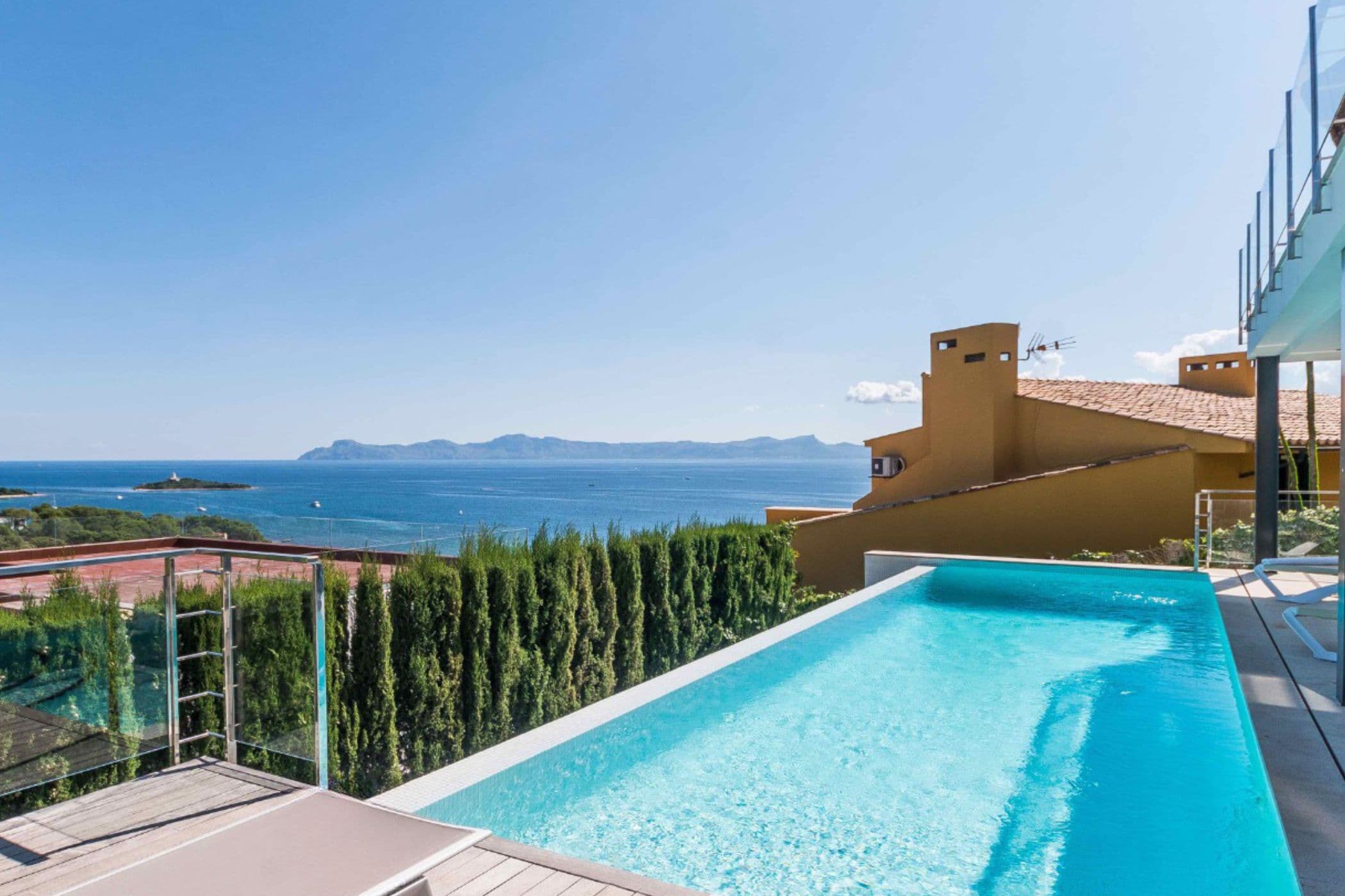 Alcanada, Majorque, Espagne — Villa de 4 chambres avec vue panoramique sur la mer et piscine à débordement 2