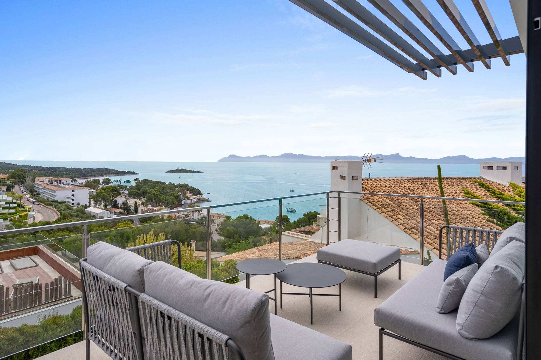 Alcanada, Majorque, Espagne — Villa de 4 chambres avec vue panoramique sur la mer et piscine à débordement 3