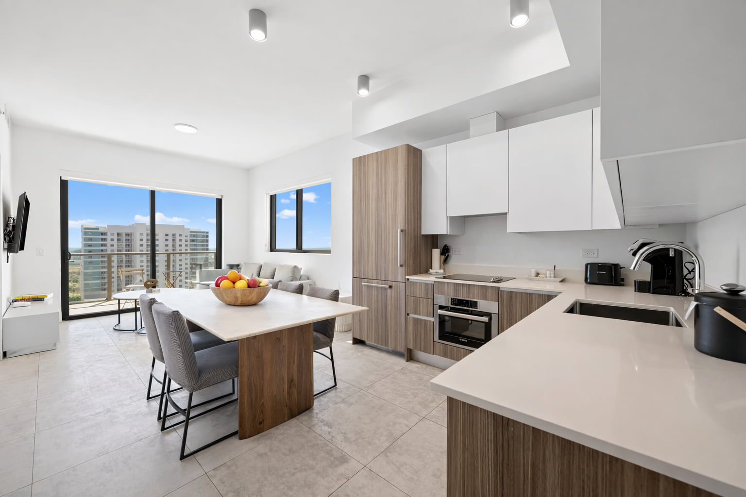 Miami, Florida, EE. UU. — Apartamento con 2 dormitorios, estudio y piscina — photo 2
