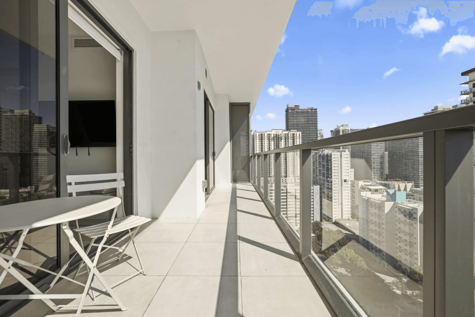 Miami, Florida, USA — Apartment Mit 2 Schlafzimmern Plus Arbeitszimmer Und Pool