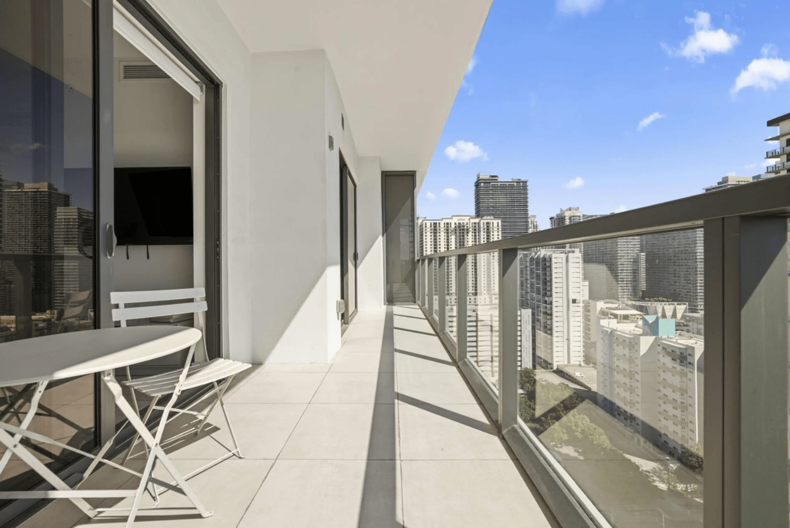 Miami, Florida, EE. UU. — Apartamento con 2 dormitorios, estudio y piscina — photo 1