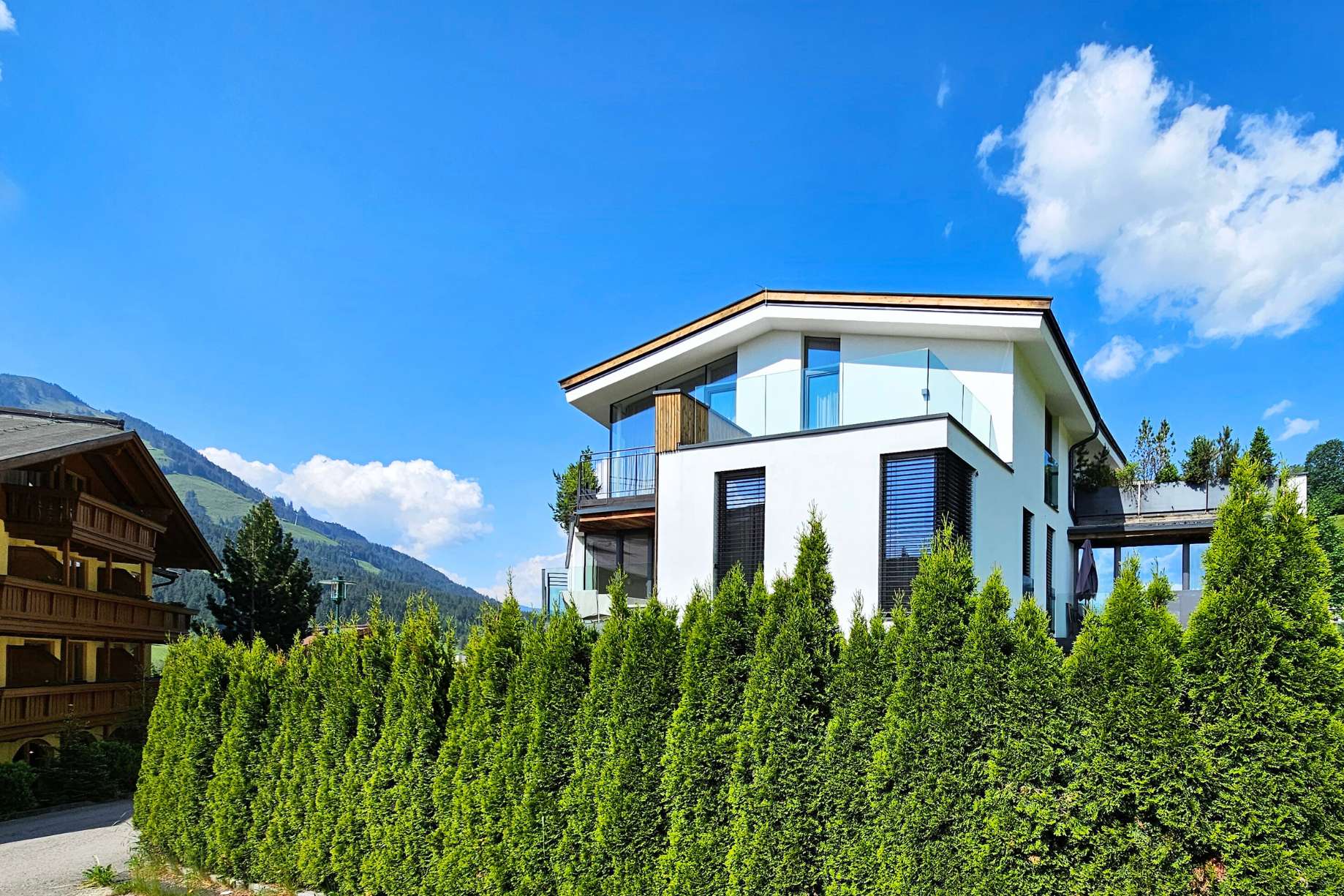 Brixen, Tirol, Österreich — Terrassenwohnung mit 2 Schlafzimmern, Bergblick und Sauna