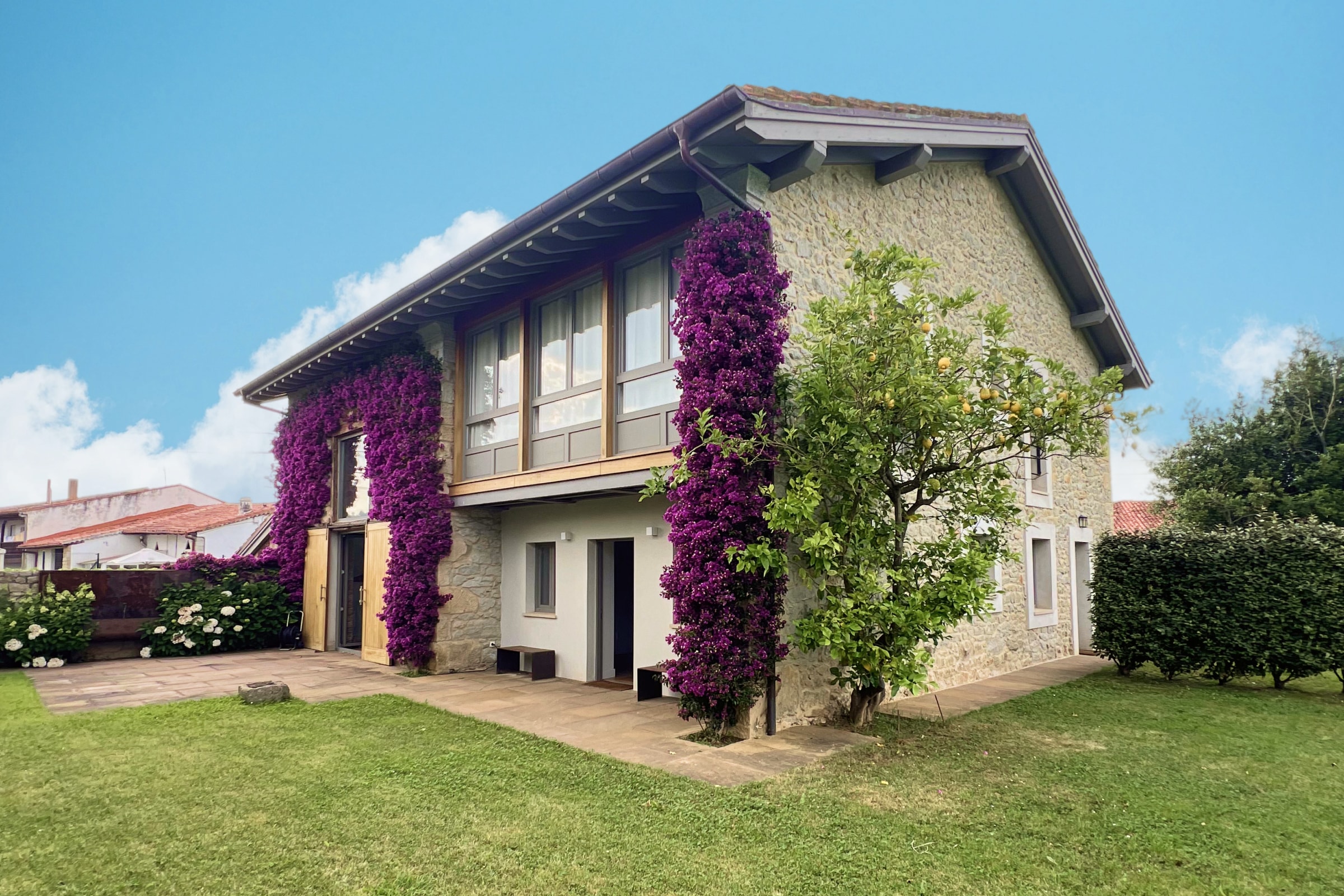 San Vicente de la Barquera, Cantabria, Spain — 4-Bed House With Fireplace 1
