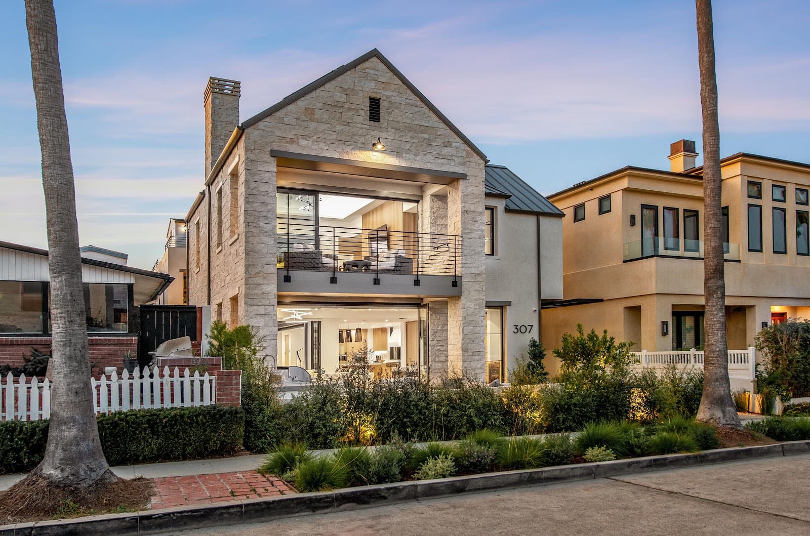 Corona Del Mar, California, USA — 4-Bed Farmhouse With Hot Tub