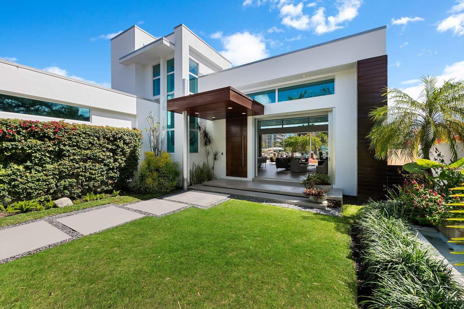 Fort Lauderdale, Florida, USA — 5-Bed House With Pool