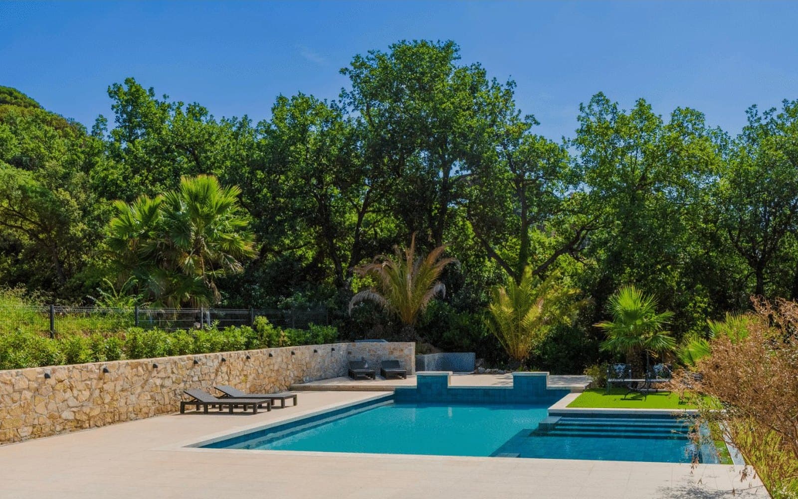 Grimaud, Côte d'Azur, France — 2-Bed Private Residence — photo 1