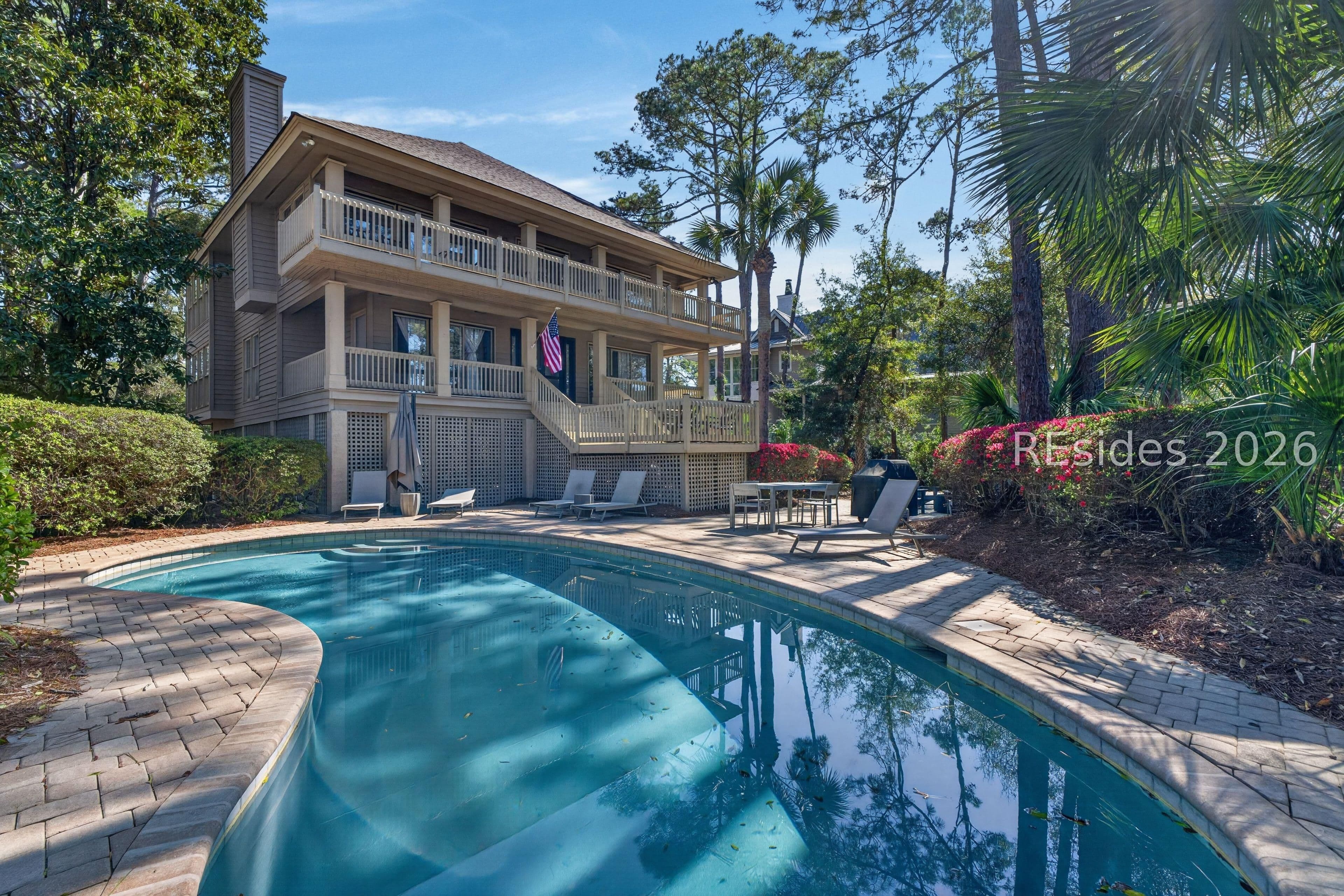 Hilton Head Island, South Carolina, USA — 4-Bed Coastal House With Curved Pool