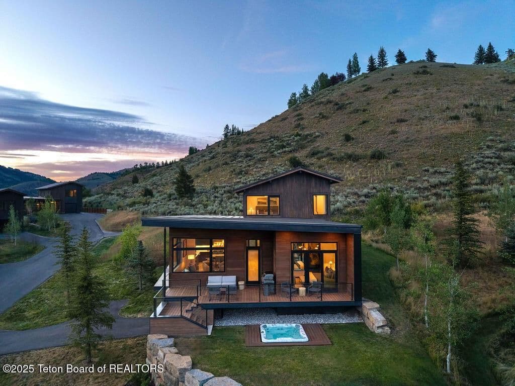 Jackson, Wyoming, USA — 6-Bed Mountain House With Hot-Tub Deck