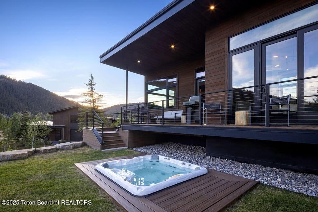 Jackson, Wyoming, USA — 6-Bed Mountain House With Hot-Tub Deck 3