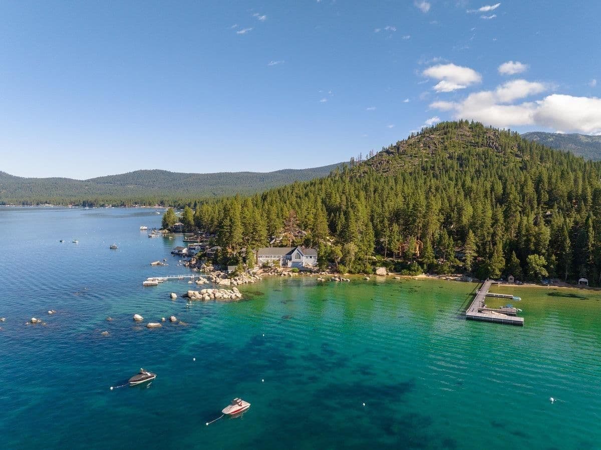 Kings Beach, Californie, États-Unis — Maison de 5 Chambres au Bord du Lac avec Ponton Privé et Plage de Sable
