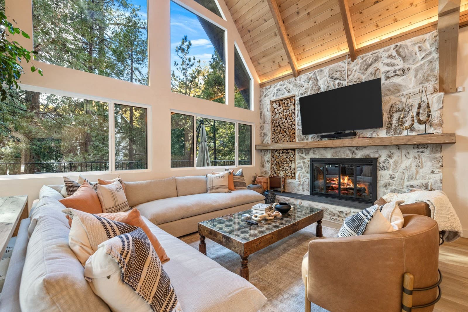 Lake Arrowhead, California, USA — 4-Bed House With Fireplace