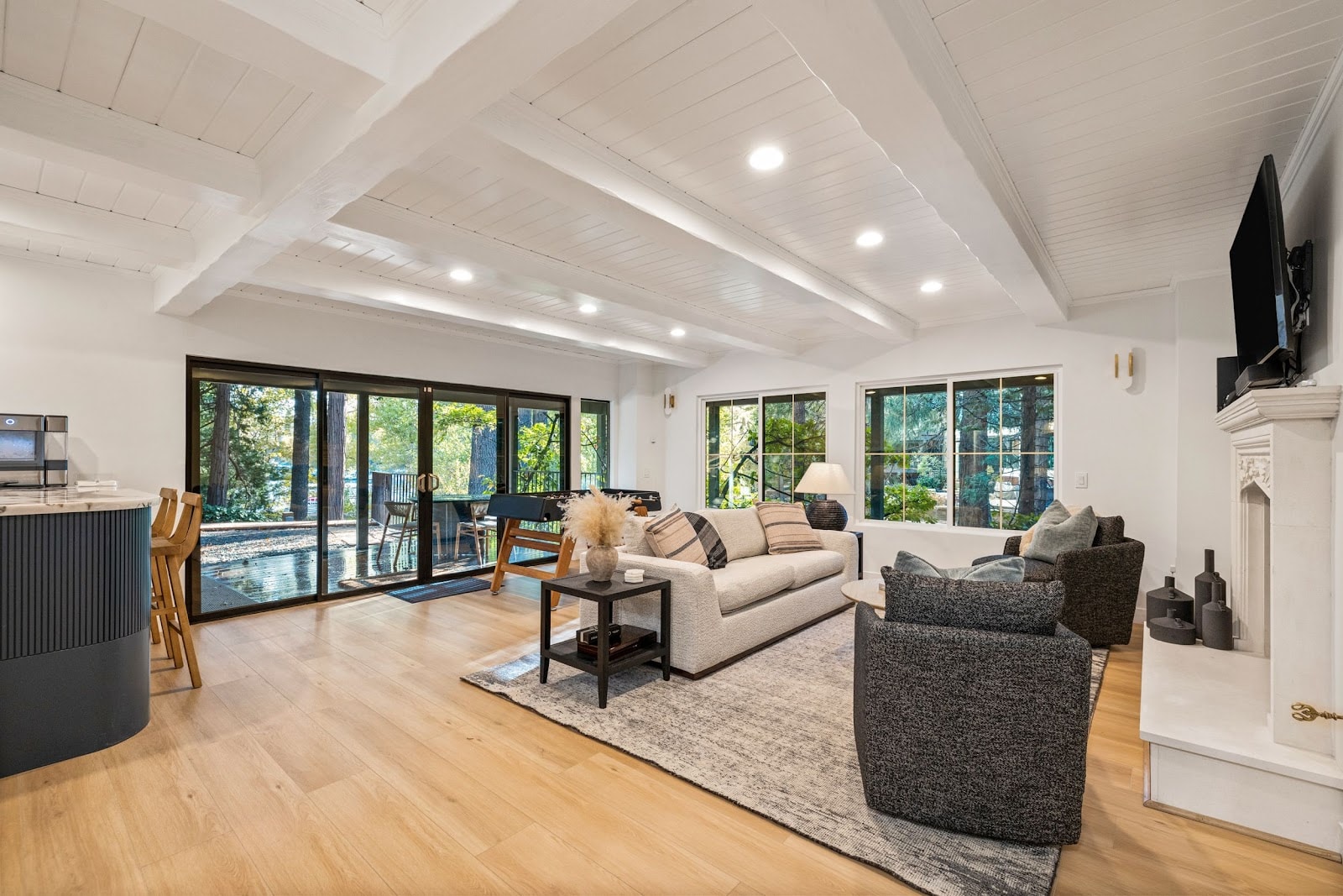 Lake Arrowhead, California, USA — 4-Bed House With Fireplace 3