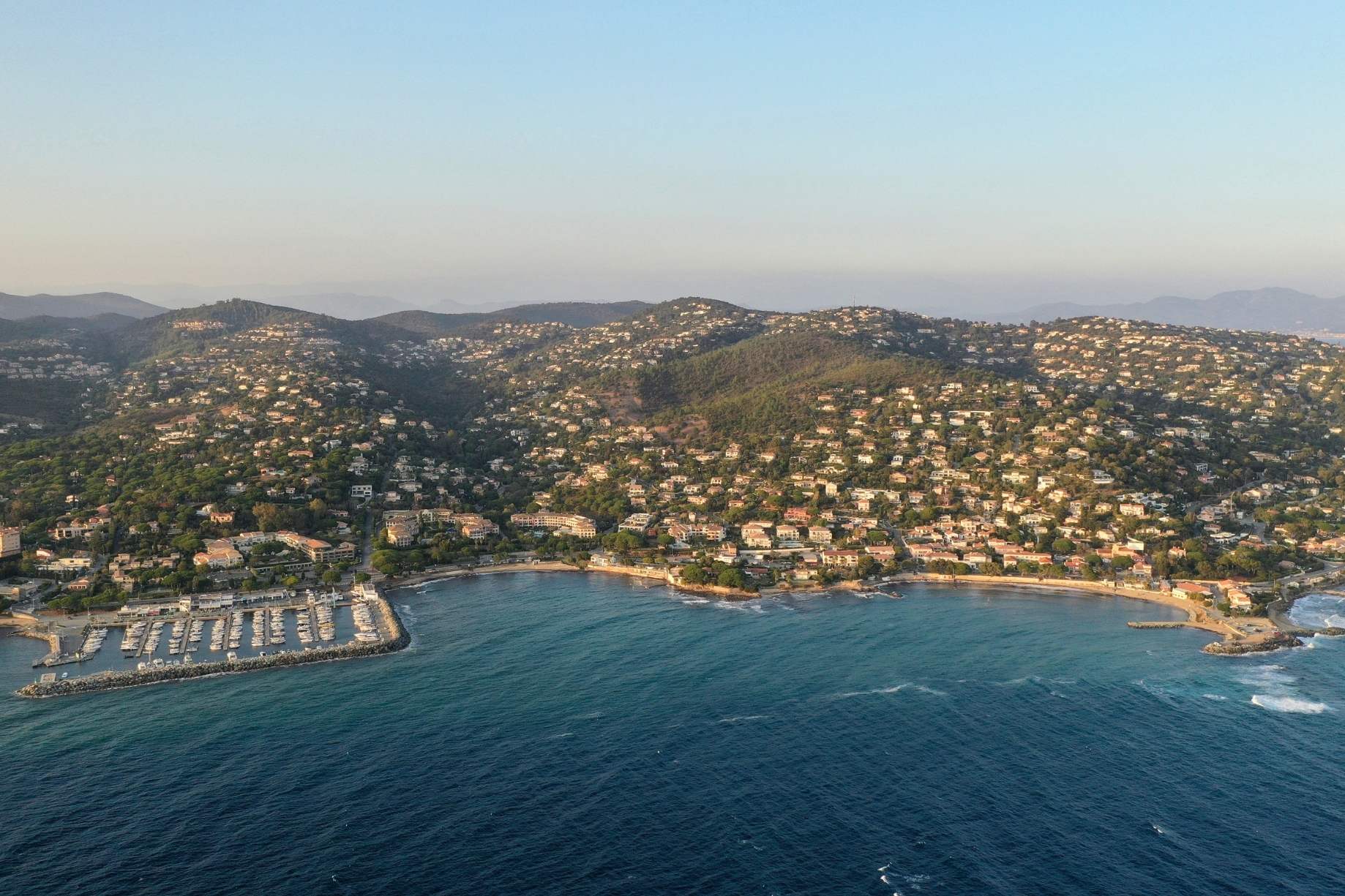 Les Issambres, Côte d'Azur, Frankreich — Terrassenwohnung mit 2 Schlafzimmern, sonniger Terrasse und Pool 2