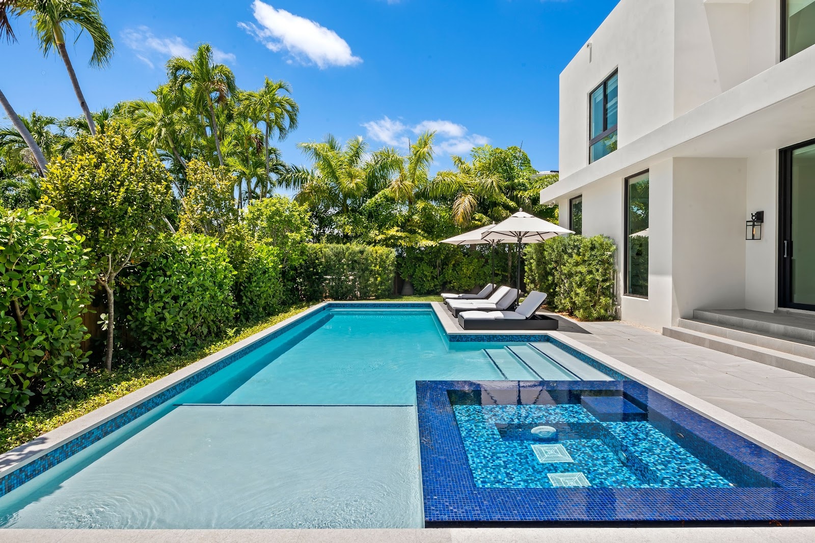 Miami Beach, Florida, USA — Landgut mit 4 Schlafzimmern und Whirlpool — photo 1