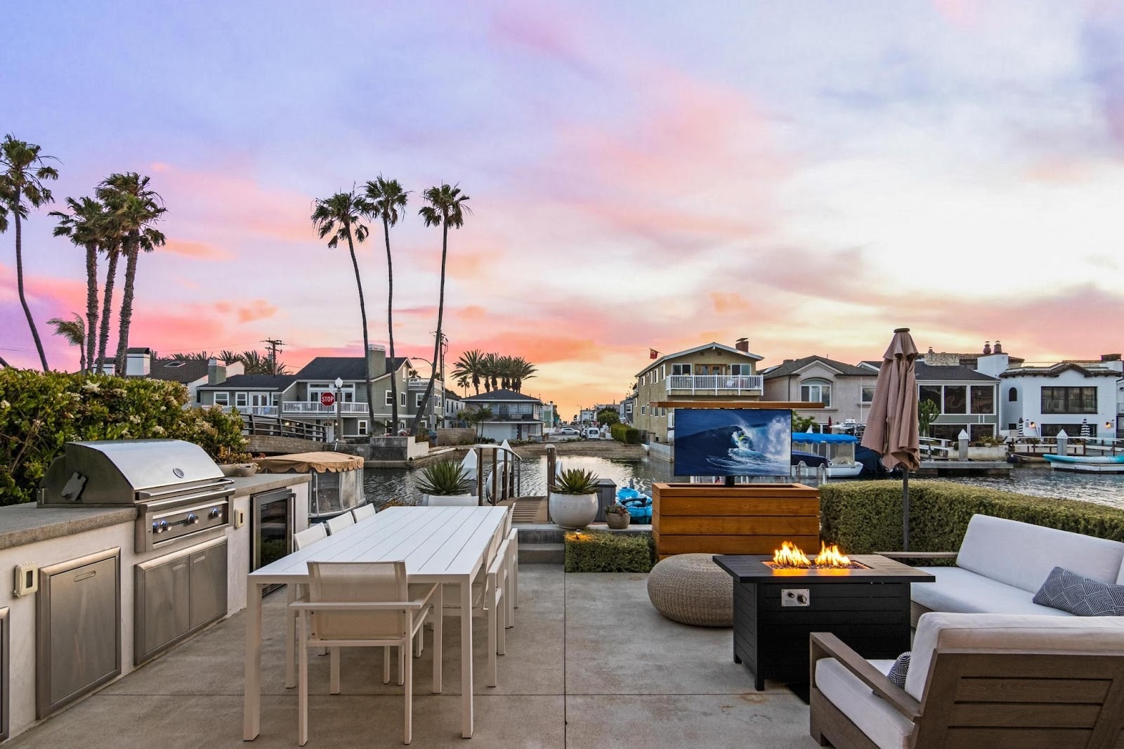 Newport Beach, California, USA — 3-Bed Farmhouse With Hot Tub — photo 2