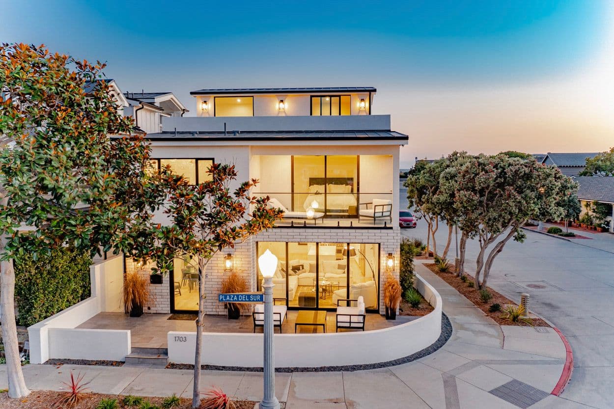Newport Beach, California, USA — 4-Bed House With Beach Access