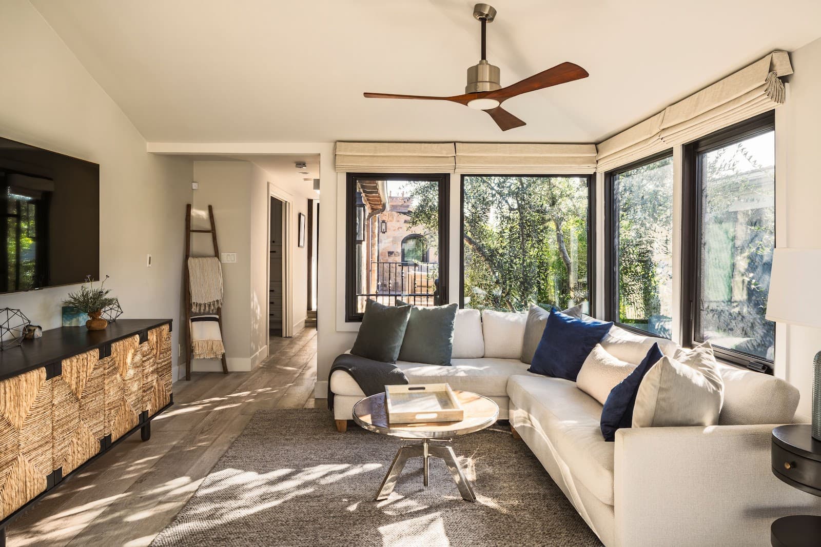 Newport Beach, California, USA — 4-Bed House With Fireplace 2