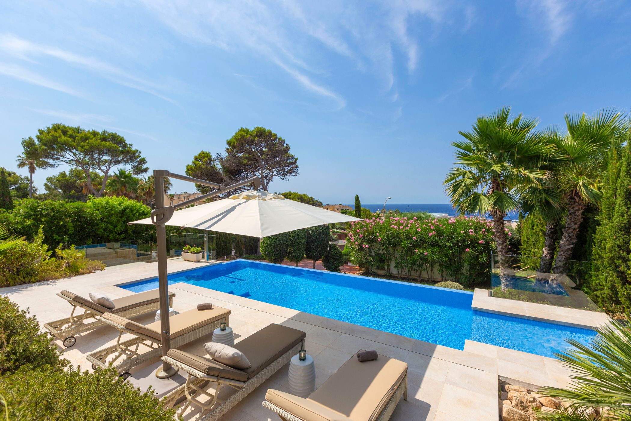 Nova Santa Ponsa, Majorque, Espagne — Villa avec 4 chambres et piscine à débordement — photo 2