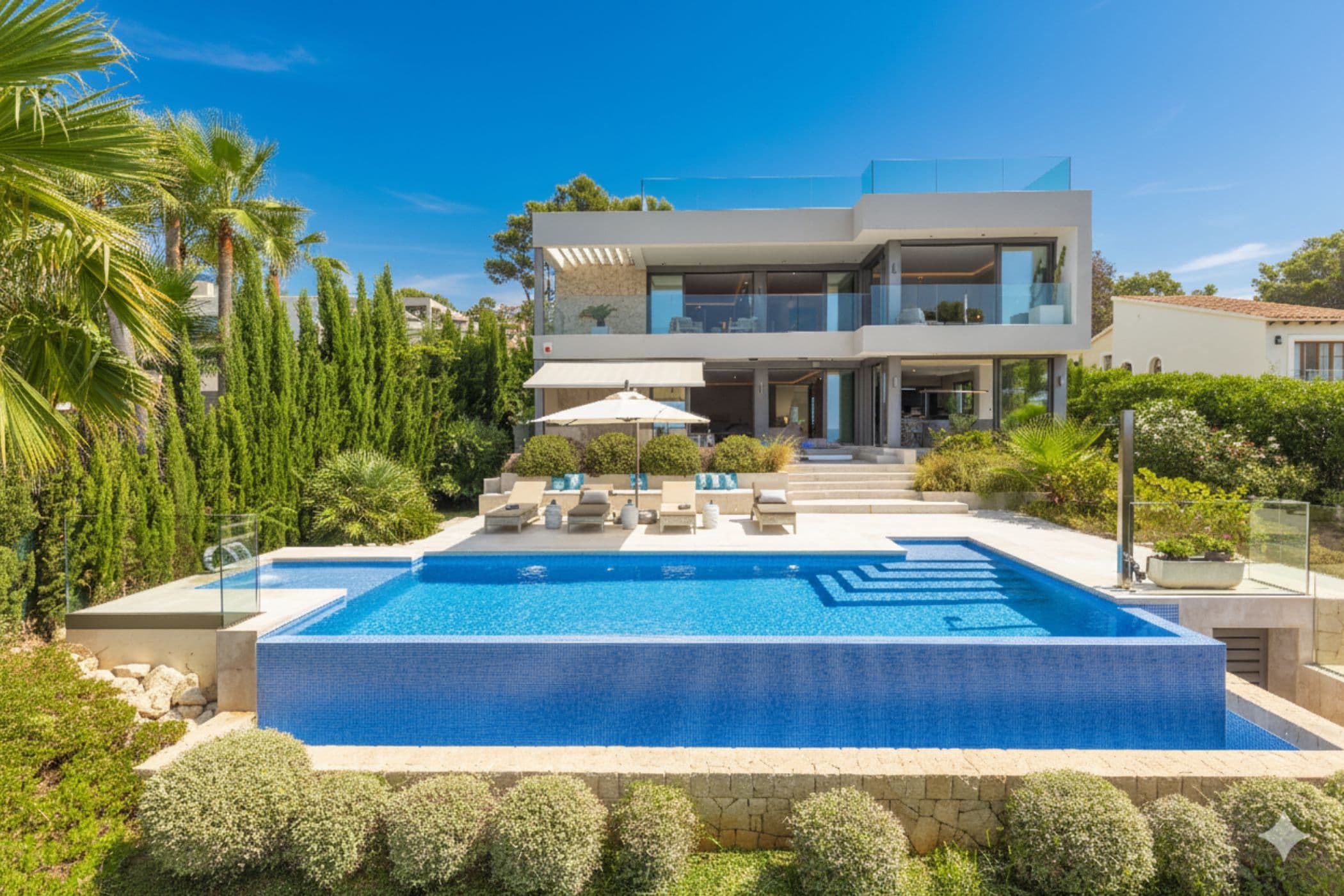 Nova Santa Ponsa, Majorque, Espagne — Villa De 4 Chambres Avec Piscine À Débordement