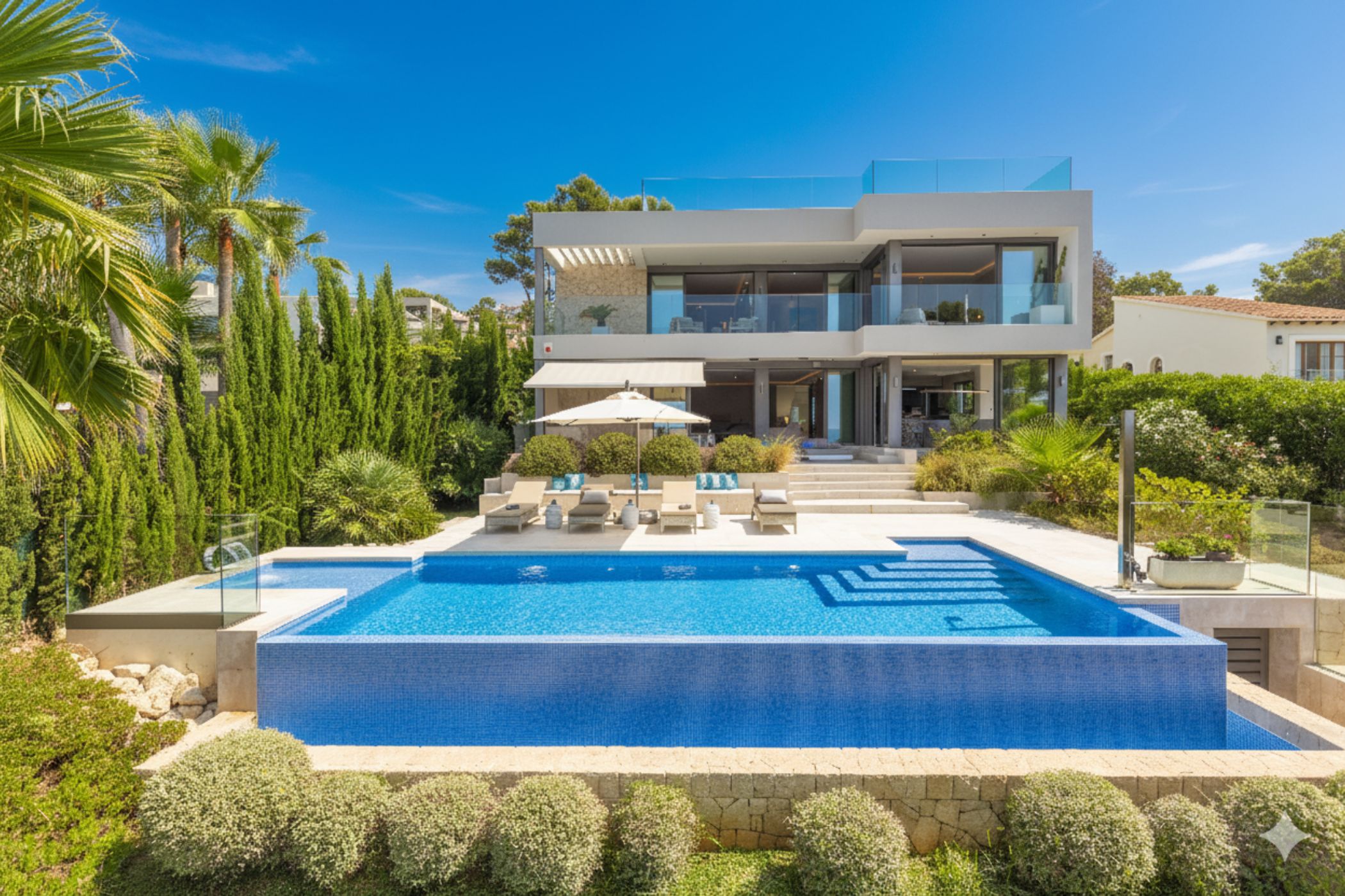 Nova Santa Ponsa, Majorque, Espagne — Villa avec 4 chambres et piscine à débordement — photo 1