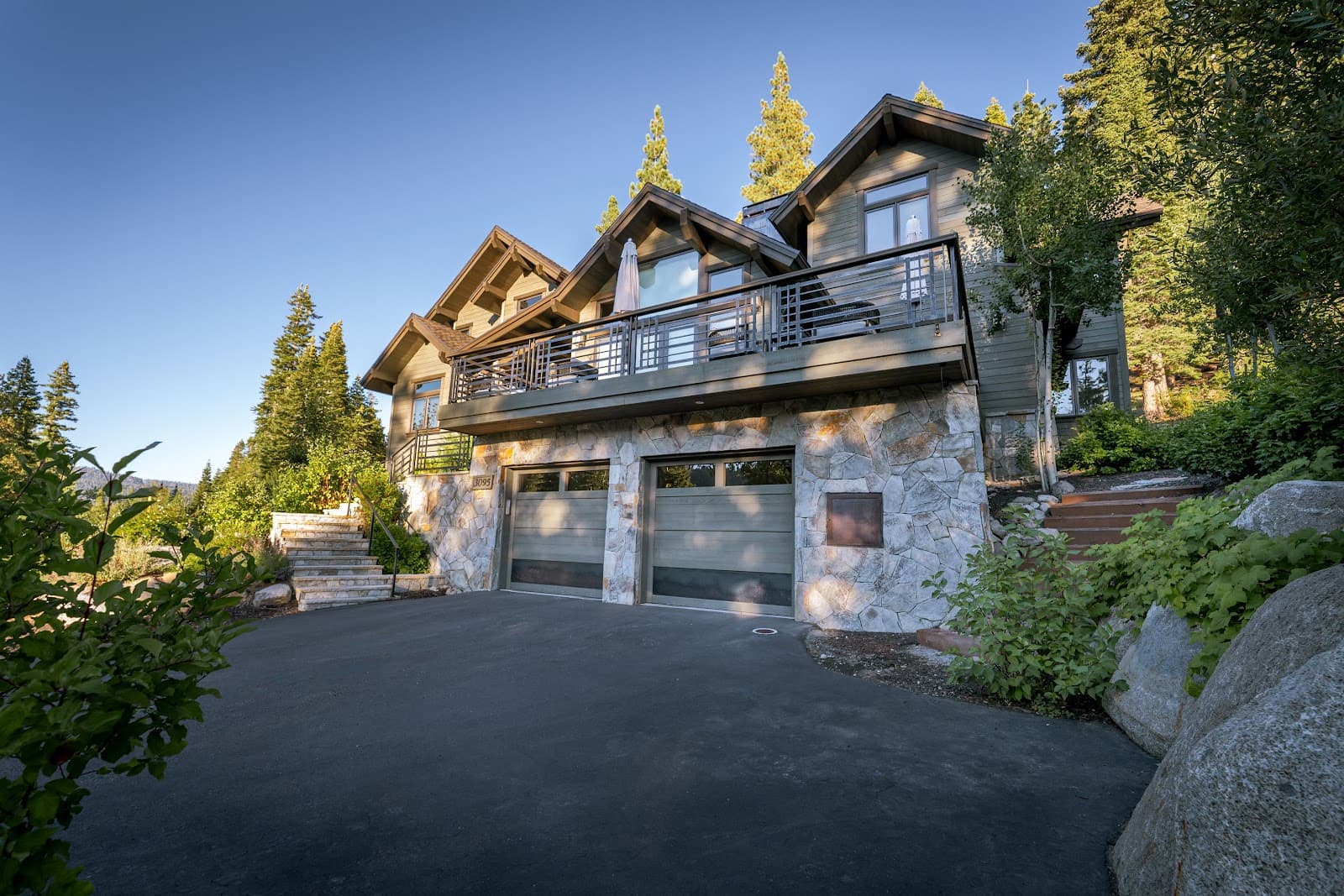 Olympic Valley, California, USA — 4-Bed House With Hot Tub 2