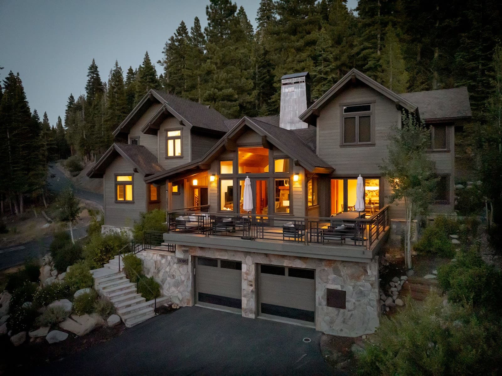 Olympic Valley, California, USA — 4-Bed House With Hot Tub 3