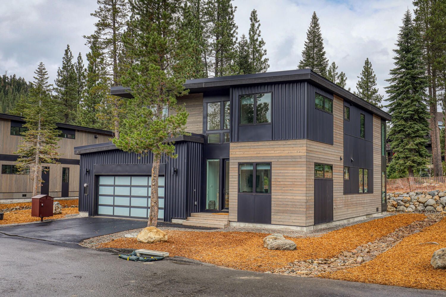 Olympic Valley, California, USA — 4-Bed House With Hot Tub — photo 1