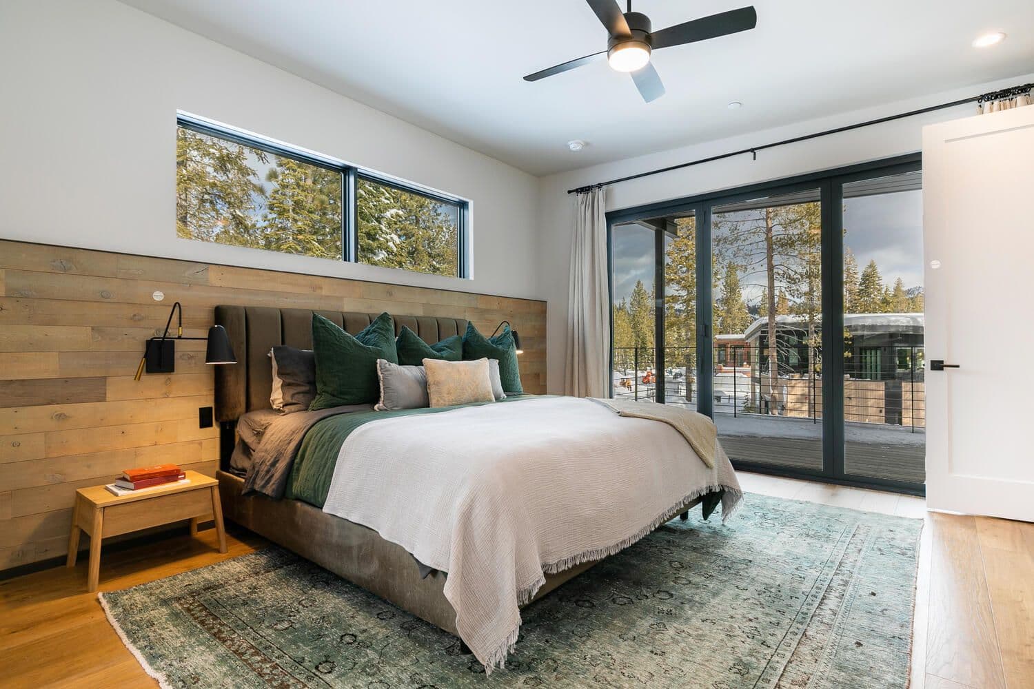 Olympic Valley, California, USA — 4-Bed House With Hot Tub 3