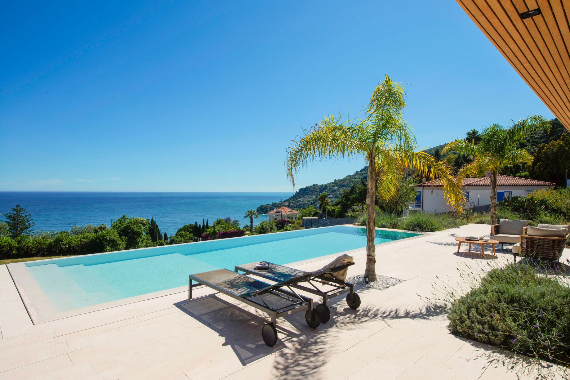 Ospedaletti, Ligurien, Italien — Villa mit 3 Schlafzimmern, Panorama-Meerblick und Infinity-Pool 1