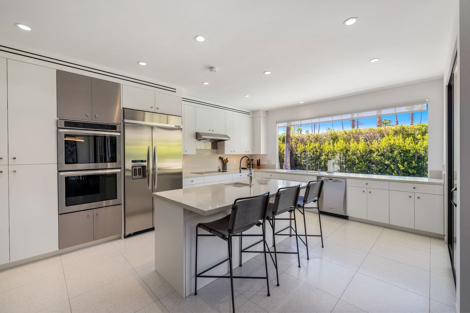 Palm Springs, California, USA — 3-Bed House 3