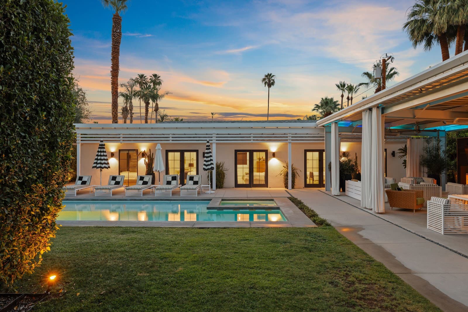 Palm Springs, California, USA — 5-Bed House With Fireplace