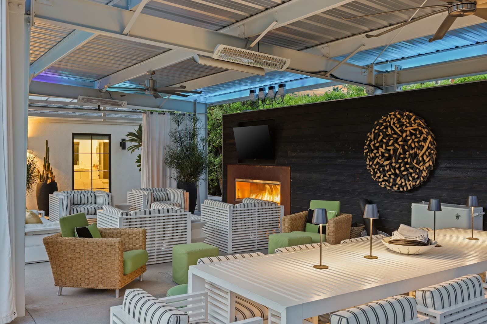 Palm Springs, California, USA — 5-Bed House With Fireplace 2