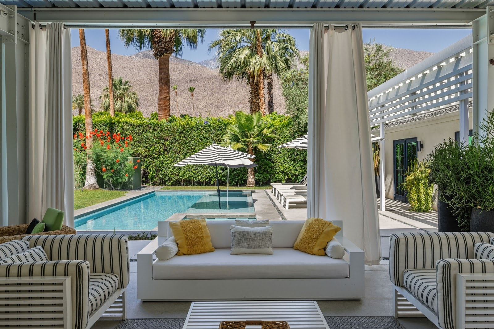 Palm Springs, Californie, États-Unis — Maison avec 5 chambres et cheminée — photo 3