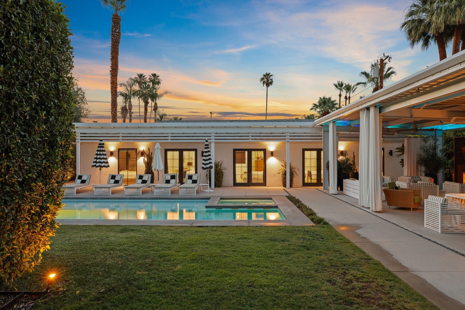 Palm Springs, Californie, États-Unis — Maison avec 5 chambres et cheminée — photo 1