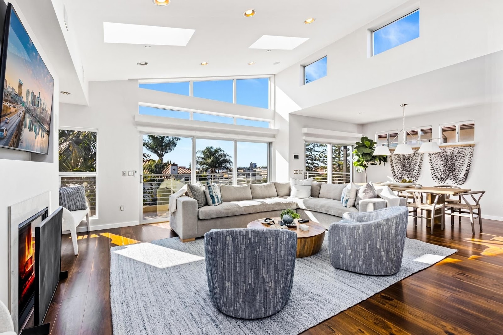 San Diego, California, USA — 4-Bed House With Fireplace 2