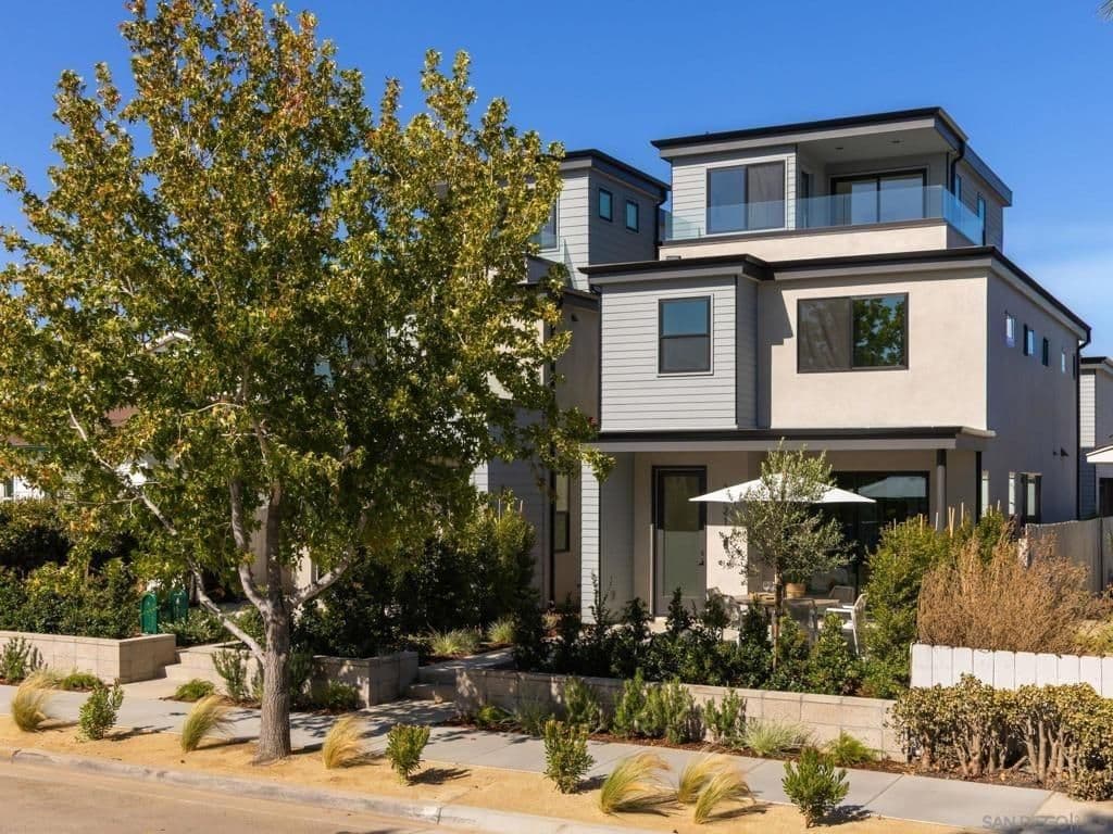 San Diego, Californie, États-Unis — Maison Moderne de 4 Chambres avec Balcon sur le Toit