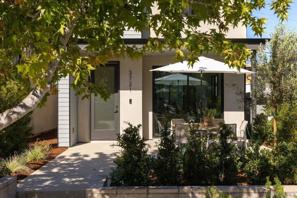 San Diego, Californie, États-Unis — Maison Moderne de 4 Chambres avec Balcon sur le Toit 2