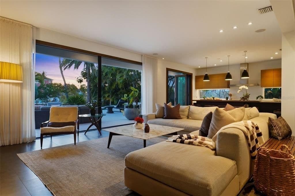 Sarasota, Florida, USA — 4-Bed Mid-Century Waterfront House With Pool 2