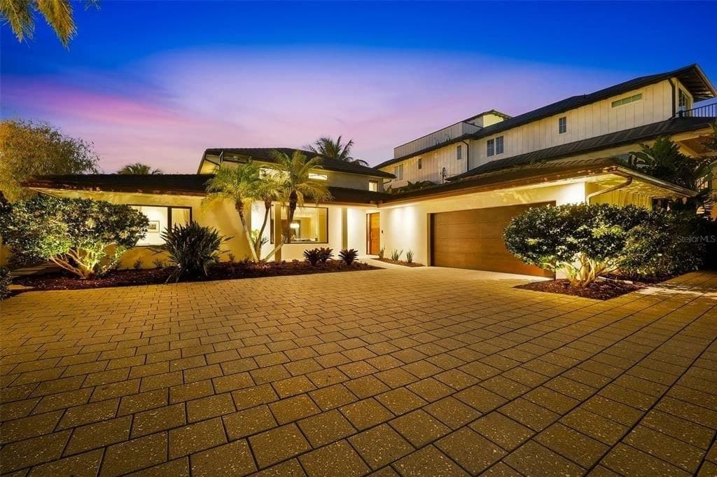 Sarasota, Florida, USA — 4-Bed Mid-Century Waterfront House With Pool 3