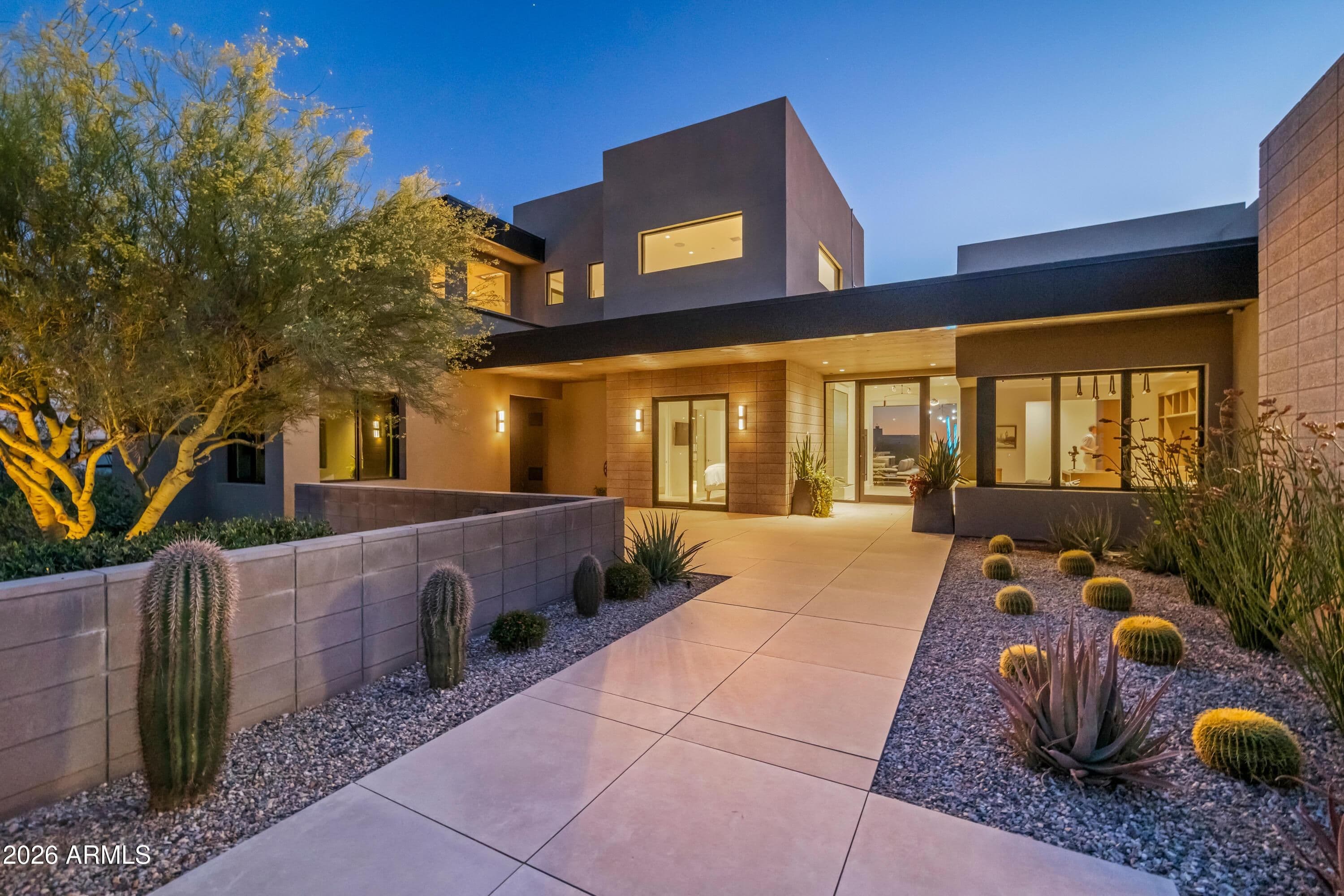 Scottsdale, Arizona, USA — 5-Bed Desert-Modern House With Pool