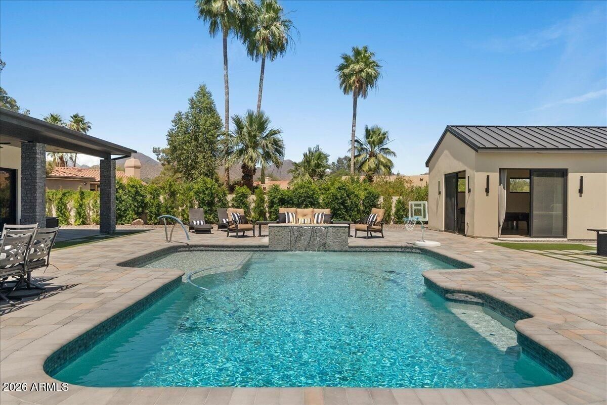 Scottsdale, Arizona, États-Unis — Maison avec 5 chambres, piscine façon resort et vue sur le désert — photo 1