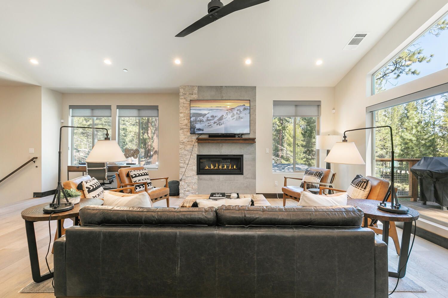 South Lake Tahoe, California, USA — 4-Bed House With Hot Tub — photo 3