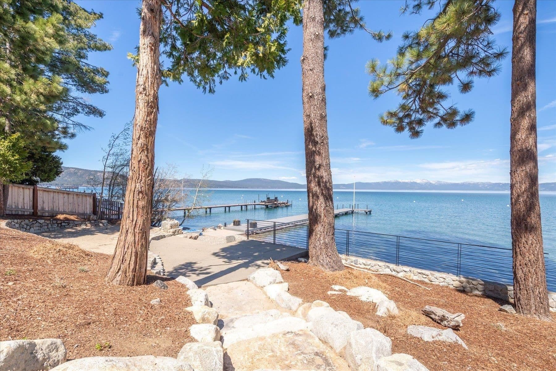 Tahoma, California, États-Unis — Maison de 3 chambres avec ponton sur le lac Tahoe 3
