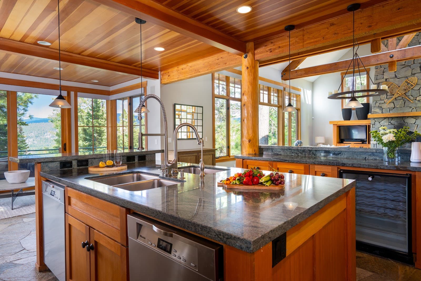 Truckee, California, USA — 4-Bed House With Hot Tub 3