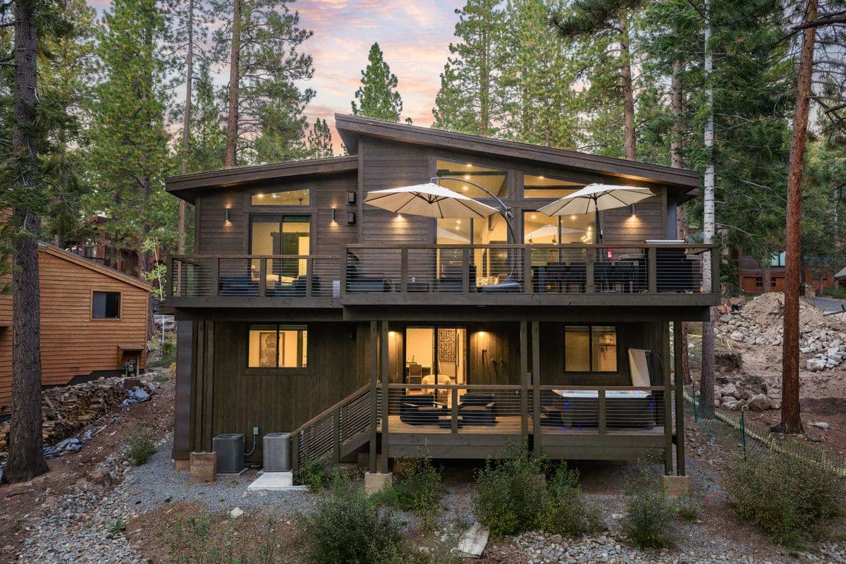 Truckee, California, USA — 4-Bed House With Pool