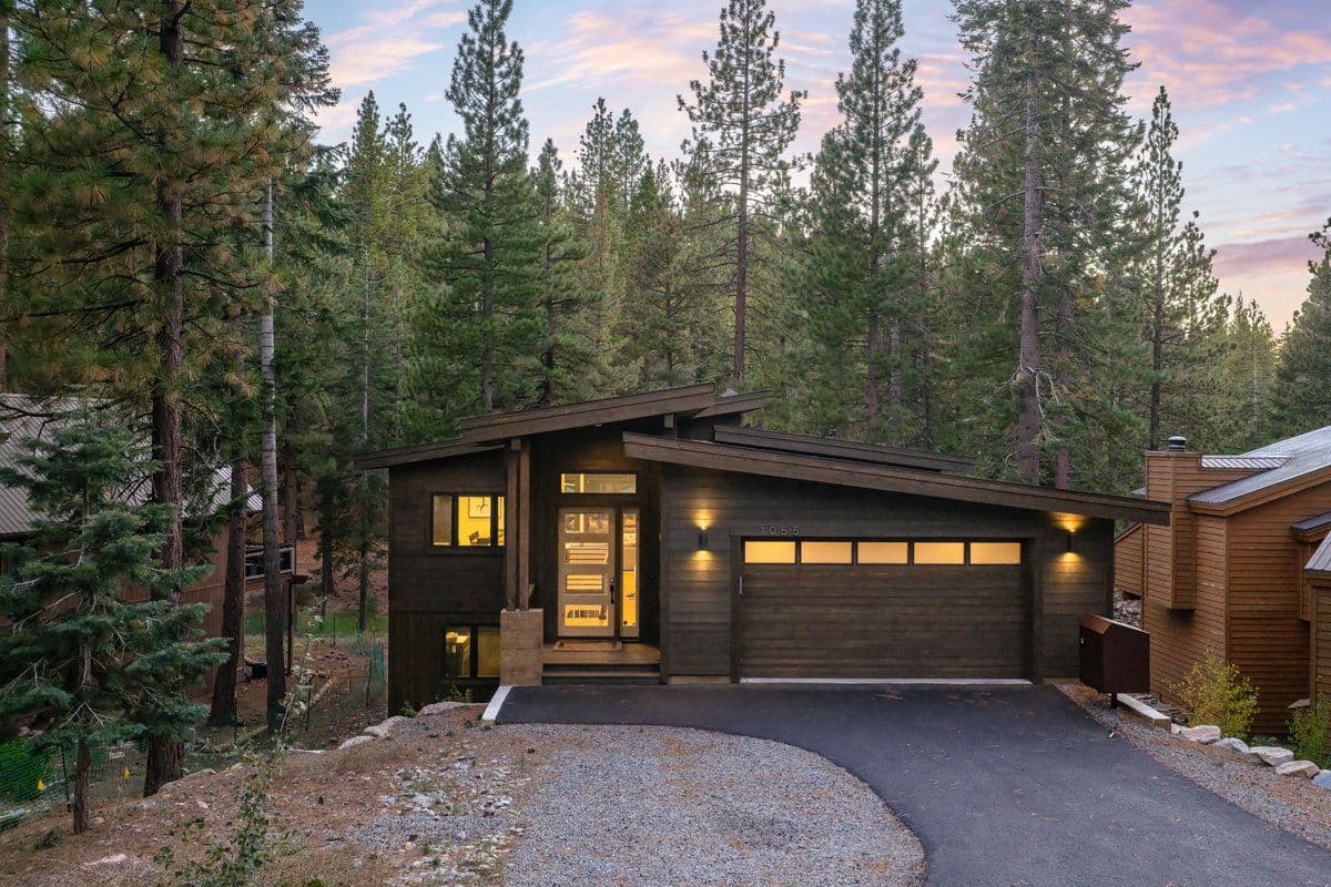 Truckee, California, USA — 4-Bed House With Pool 2