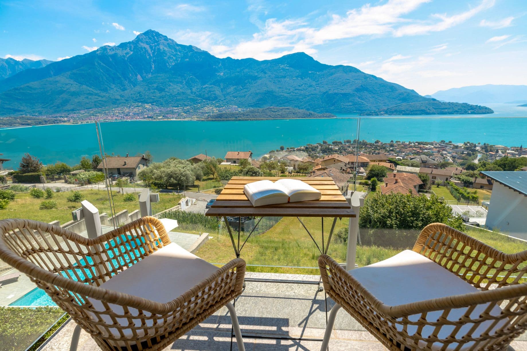 Vercana, Lago de Como, Italia — Apartamento de 2 Dormitorios Con Vistas Panorámicas al Lago y Piscina
